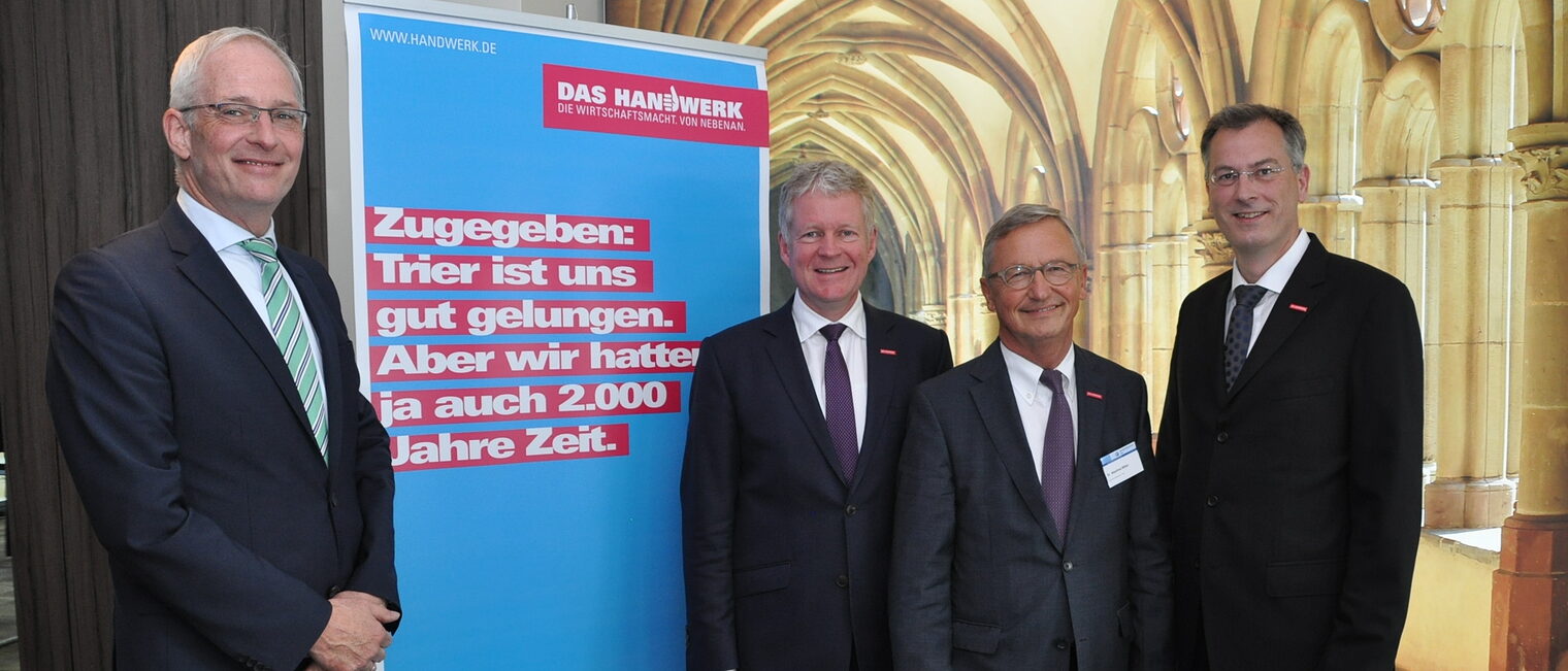 HWK-Hauptgeschäftsführer Dr. Manfred Bitter mit Holger Schwannecke (2. v. l.), dem Generalsekretär des Zentralverbands des Deutschen Handwerks (ZDH), ZDH-Geschäftsführer Dirk Palige (r.) sowie Triers Oberbürgermeister Wolfram Leibe (l.) HWK-Hauptgeschäftsführer Dr. Manfred Bitter mit Holger Schwannecke (2. v. l.), dem Generalsekretär des Zentralverbands des Deutschen Handwerks (ZDH), ZDH-Geschäftsführer Dirk Palige (r.) sowie Triers Oberbürgermeister Wolfram Leibe (l.)