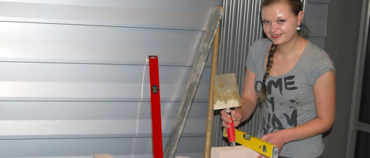 Überbetriebliche Ausbildung: Michelle Wamich beim Mauern des "Weihnachtsbaums" Überbetriebliche Ausbildung: Michelle Wamich beim Mauern des "Weihnachtsbaums"