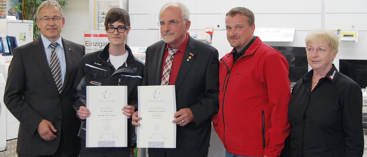 (v. l.): Kammerpräsident Rudi Müller, Marius Rauen, Leonhard Kockelmann (Geschäftsführer, Elektromeister und Betriebswirt), Alexander Kockelmann (Geschäftsführer und Elektromeister) und Marlene Kockelmann (Verkauf) (v. l.): Kammerpräsident Rudi Müller, Marius Rauen, Leonhard Kockelmann (Geschäftsführer, Elektromeister und Betriebswirt), Alexander Kockelmann (Geschäftsführer und Elektromeister) und Marlene Kockelmann (Verkauf)