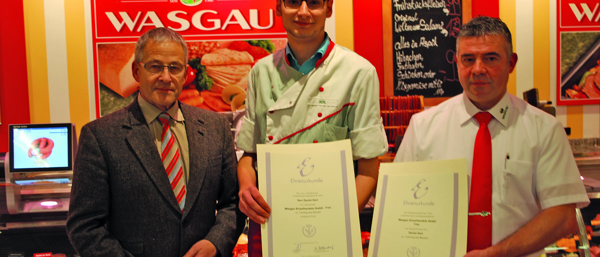 Daniel Gerl (Mitte) und Mario Cilllien (r.) vom Ausbildungsbetrieb freuen sich über die von Kammerpräsident Rudi Müller (l.) überreichten Auszeichnungen. Daniel Gerl (Mitte) und Mario Cilllien (r.) vom Ausbildungsbetrieb freuen sich über die von Kammerpräsident Rudi Müller (l.) überreichten Auszeichnungen.