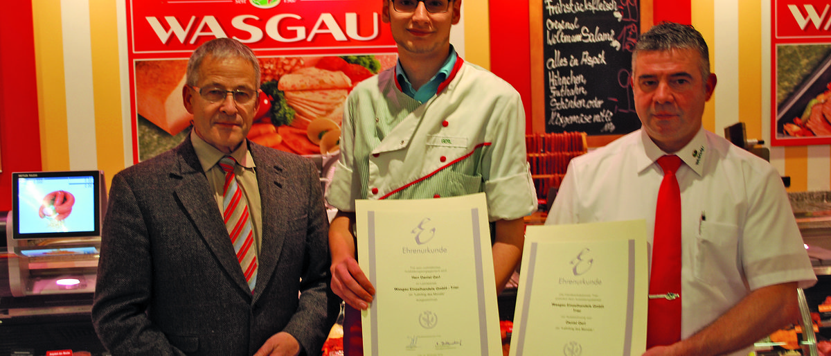Daniel Gerl (Mitte) und Mario Cilllien (r.) vom Ausbildungsbetrieb freuen sich über die von Kammerpräsident Rudi Müller (l.) überreichten Auszeichnungen.