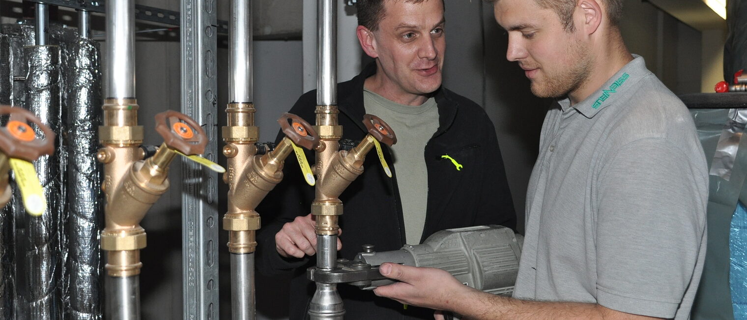 Die vielseitige Ausbildung zum "Anlagenmechaniker für Sanitär-, Heizungs- und Klimatechnik" bildet die ideale praktische Grundlage für den Studiengang "Technische Gebäudeausrüstung und Versorgungstechnik". Die vielseitige Ausbildung zum "Anlagenmechaniker für Sanitär-, Heizungs- und Klimatechnik" bildet die ideale praktische Grundlage für den Studiengang "Technische Gebäudeausrüstung und Versorgungstechnik".