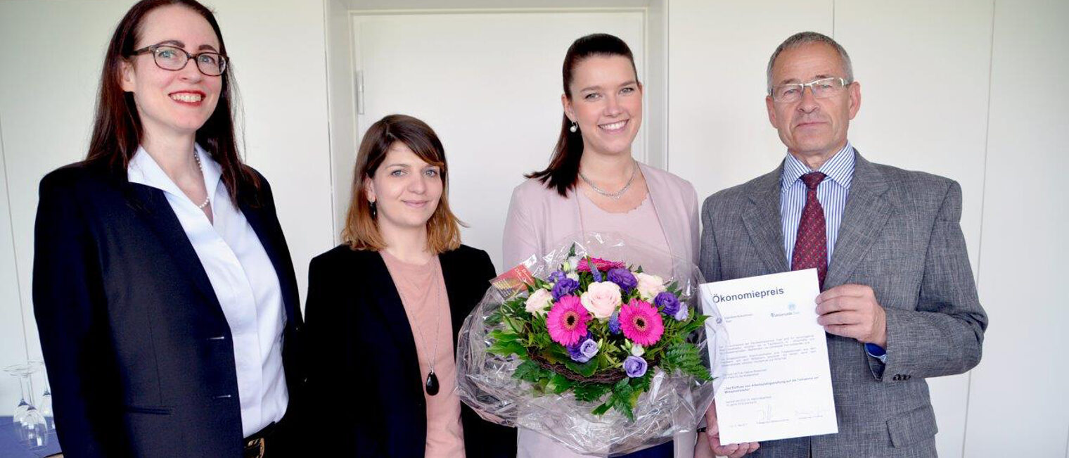 Urkundenübergabe: Kammerpräsident Rudi Müller gratuliert Sabine Bobenrieth (2. v. r.) zu der Auszeichnung. Mit ihr freuen sich die Betreuerinnen der Arbeit, Prof. Dr. Katrin Muehlfeld (l.) und Xenia Schmidt. 
