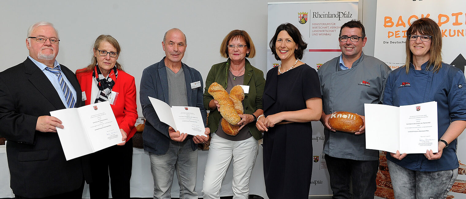 Winfried und Monika Schmitz, Walter Frick und Marianne Stürmer, Wirtschaftsstaatssekretärin Daniela Schmitt, Thomas und Ilona Kyll (v. l.) bei der Auszeichnung in Mainz 