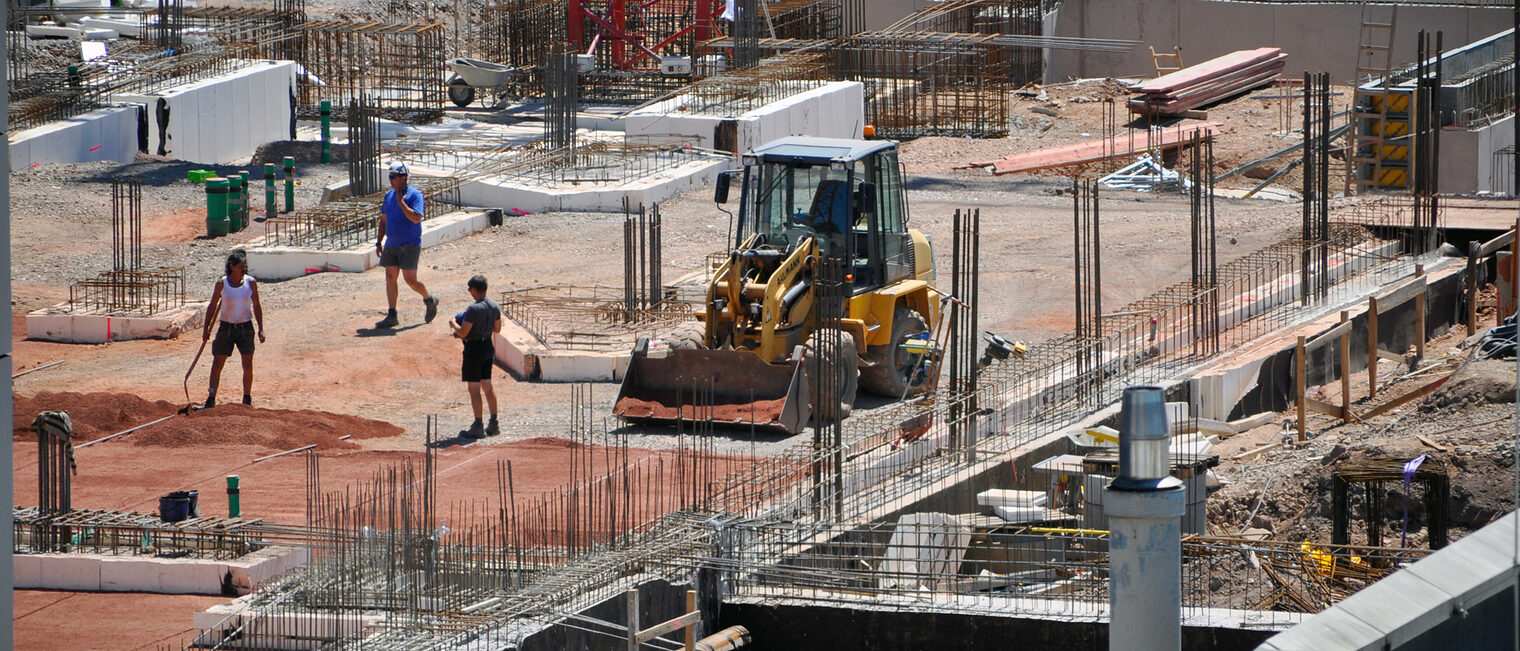 BTZ-Neubau im Passivhausstandard: Handwerker bereiten den Boden für die 30 Zentimeter dicke Dämmschicht vor. Darüber kommen Folien und eine ebenfalls 30 Zentimeter dicke Bodenplatte aus Beton. BTZ-Neubau im Passivhausstandard: Handwerker bereiten den Boden für die 30 Zentimeter dicke Dämmschicht vor. Darüber kommen Folien und eine ebenfalls 30 Zentimeter dicke Bodenplatte aus Beton.
