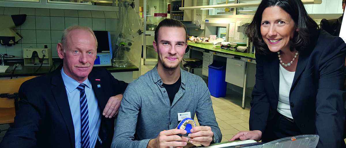Ehrung zum Lehrling des Monats: Dominik Döpp im Ausbildungsbetrieb Zahntechnik Wallerius (Trier) v.l.: HWK-Vizepräsident Edgar Gröber, Dominik Döpp, Staatssekretärin Daniela Schmitt Ehrung zum Lehrling des Monats: Dominik Döpp im Ausbildungsbetrieb Zahntechnik Wallerius (Trier) v.l.: HWK-Vizepräsident Edgar Gröber, Dominik Döpp, Staatssekretärin Daniela Schmitt