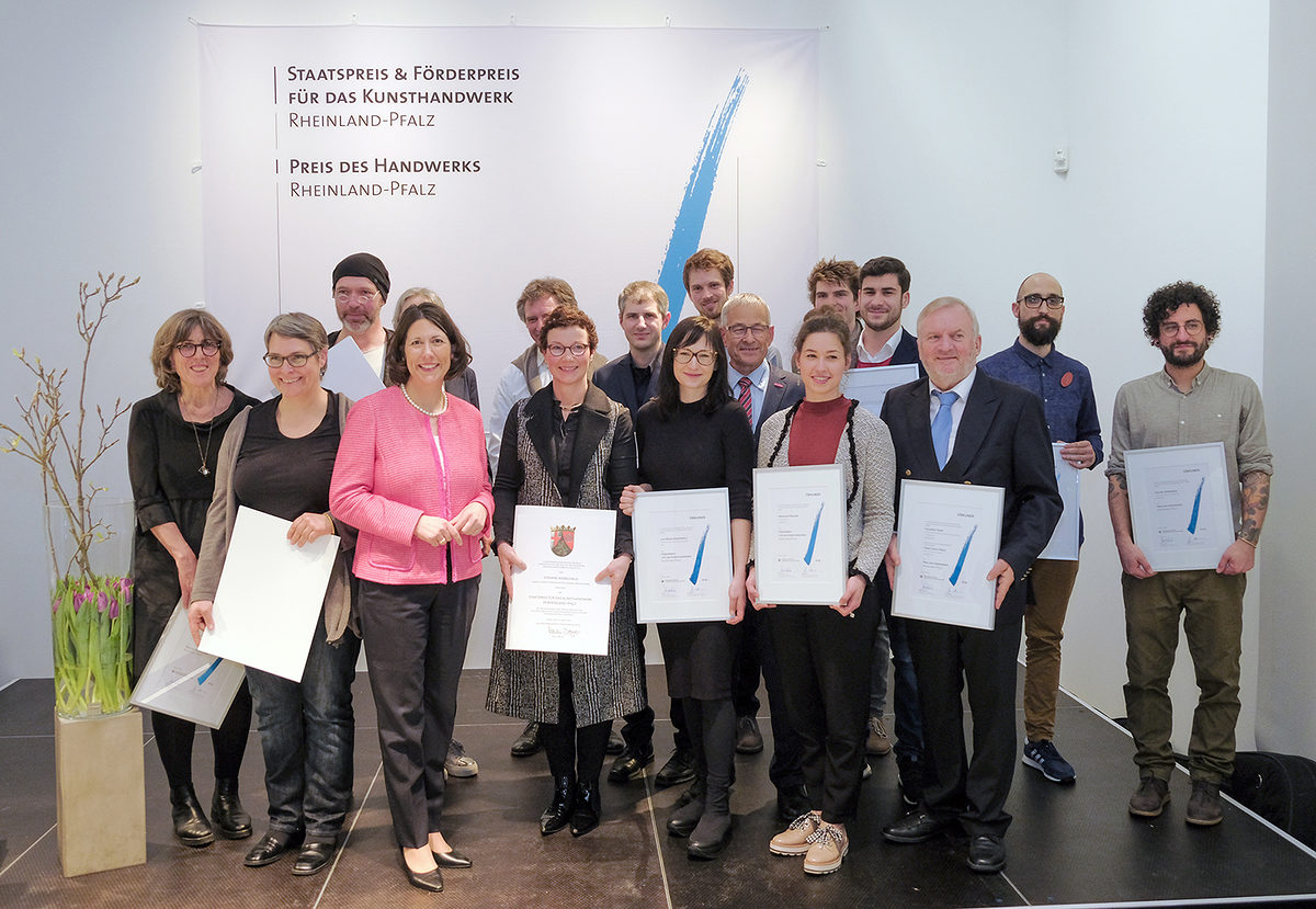 Staatssekretärin Daniela Schmitt (3. v. l.) freute sich mit den Preisträgerinnen und Preisträgern. Staatssekretärin Daniela Schmitt (3. v. l.) freute sich mit den Preisträgerinnen und Preisträgern.