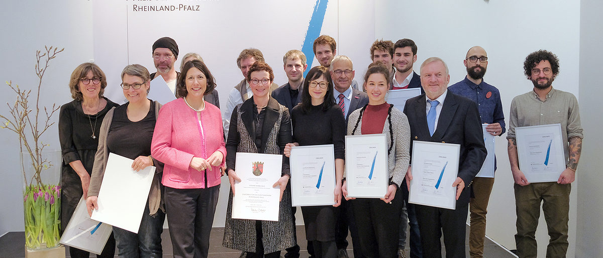 Staatssekretärin Daniela Schmitt (3. v. l.) freute sich mit den Preisträgerinnen und Preisträgern.