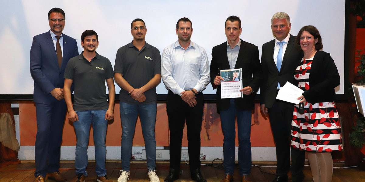 Der FunkenSprüher 2019 aus dem Handwerk kommt aus Hillesheim-Bolsdorf: Das Unternehmen Schmitz Haustechnik (v.l.n.r.): Landrat Heinz-Peter Thiel, Rainer Schmitz mit seinem 4.0-Team, Andreas Theis, Vorstand der Volksbank Eifel eG sowie Judith Klassmann-Laux, WFG Vulkaneifel mbH. Foto: Volksbank Eifel eG/Rolf Ademes. Der FunkenSprüher 2019 aus dem Handwerk kommt aus Hillesheim-Bolsdorf: Das Unternehmen Schmitz Haustechnik (v.l.n.r.): Landrat Heinz-Peter Thiel, Rainer Schmitz mit seinem 4.0-Team, Andreas Theis, Vorstand der Volksbank Eifel eG sowie Judith Klassmann-Laux, WFG Vulkaneifel mbH. Foto: Volksbank Eifel eG/Rolf Ademes.