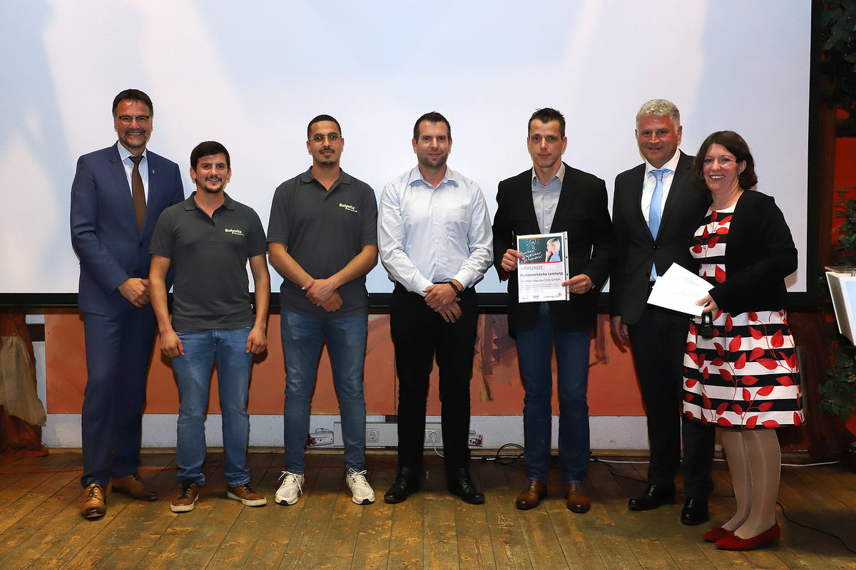 Der FunkenSprüher 2019 aus dem Handwerk kommt aus Hillesheim-Bolsdorf: Das Unternehmen Schmitz Haustechnik (v.l.n.r.): Landrat Heinz-Peter Thiel, Rainer Schmitz mit seinem 4.0-Team, Andreas Theis, Vorstand der Volksbank Eifel eG sowie Judith Klassmann-Laux, WFG Vulkaneifel mbH. Foto: Volksbank Eifel eG/Rolf Ademes. Der FunkenSprüher 2019 aus dem Handwerk kommt aus Hillesheim-Bolsdorf: Das Unternehmen Schmitz Haustechnik (v.l.n.r.): Landrat Heinz-Peter Thiel, Rainer Schmitz mit seinem 4.0-Team, Andreas Theis, Vorstand der Volksbank Eifel eG sowie Judith Klassmann-Laux, WFG Vulkaneifel mbH. Foto: Volksbank Eifel eG/Rolf Ademes.