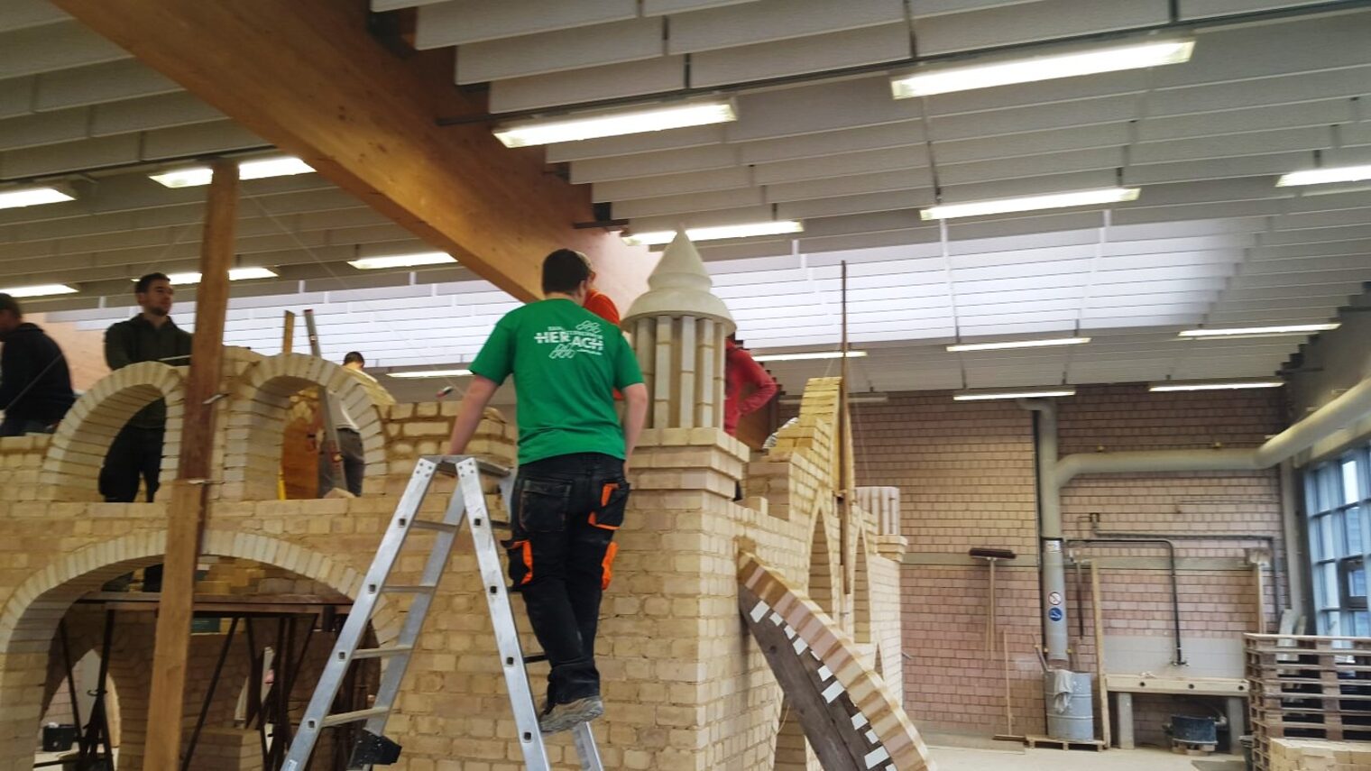 ÜLU-Projekt Bauhof Kenn Duale Studenten 2013-2015 1. und 2. Lehrjahr Bau/Ausbau Leitung: Thomas Witzmann