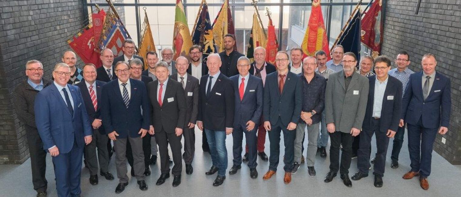 Die neugewählte Vollversammlung der Handwerkskammer Trier im neuen Berufsbildungs- und Technologiezentrum mit Hauptgeschäftsführer Axel Bettendorf (2. v. l.)