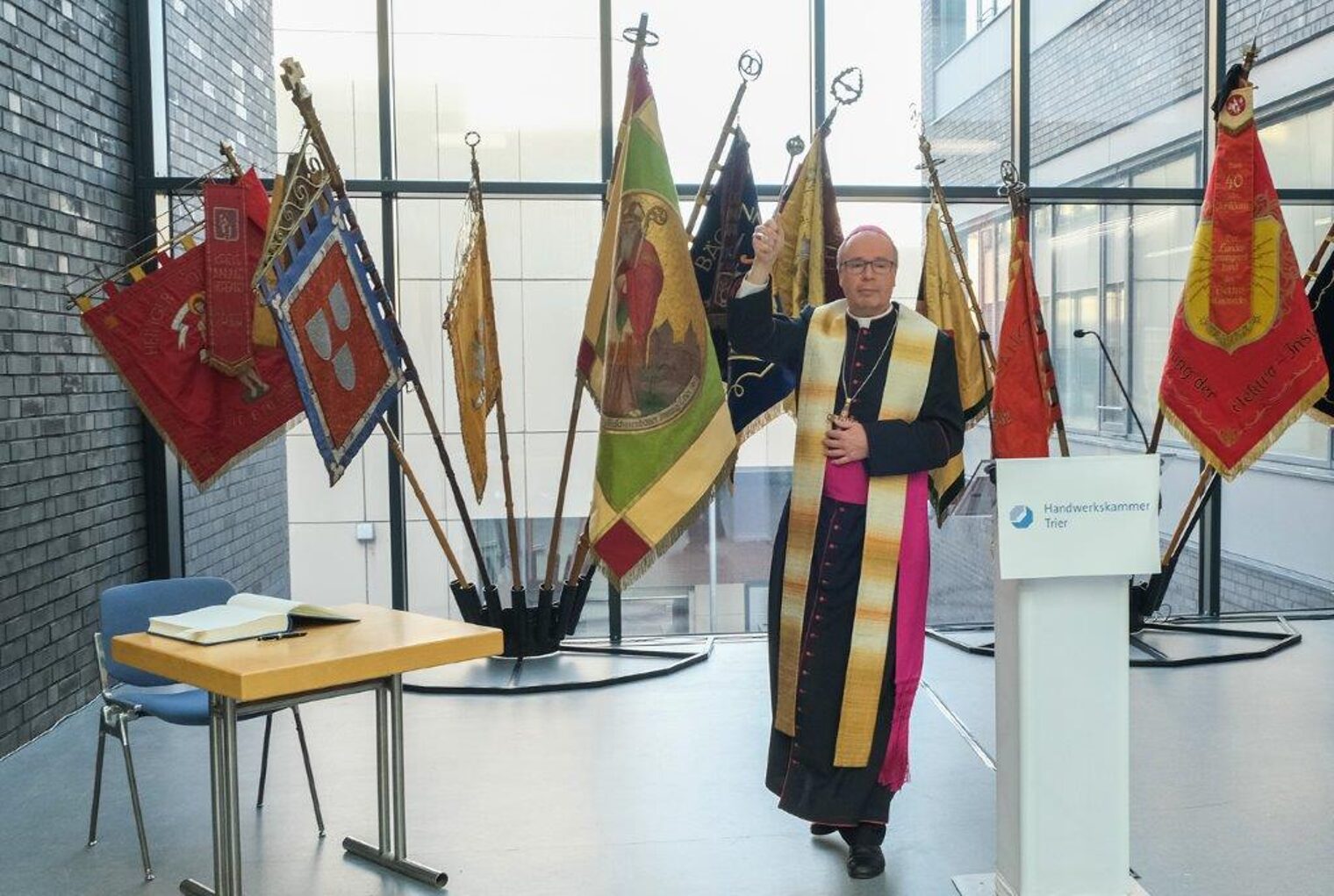 Der Trierer Bischof Dr. Stephan Ackermann segnete das neue HWK- Bildungszentrum.