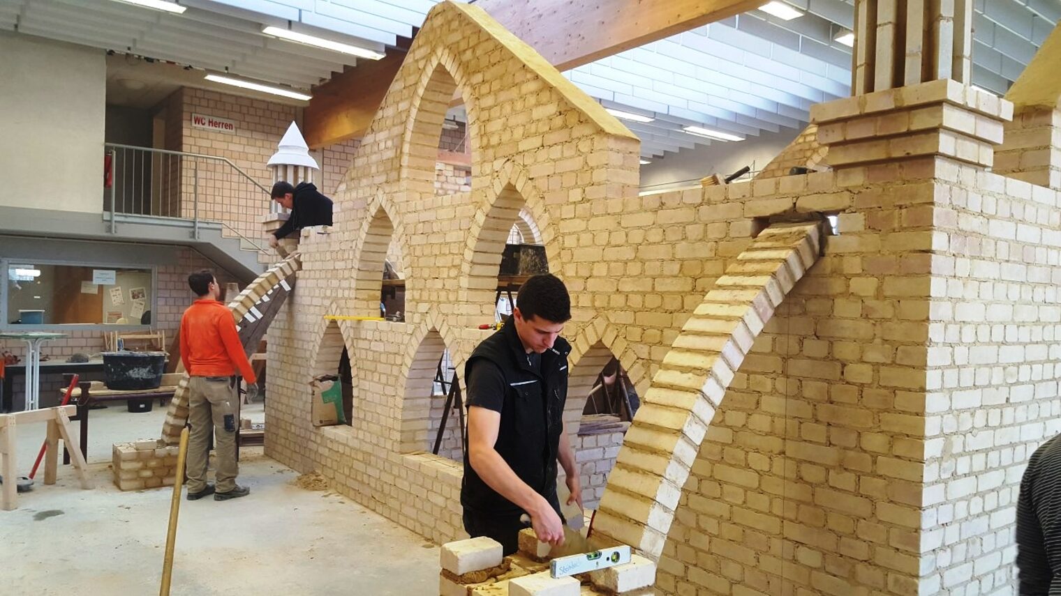 ÜLU-Projekt Bauhof Kenn Duale Studenten 2013-2015 1. und 2. Lehrjahr Bau/Ausbau Leitung: Thomas Witzmann