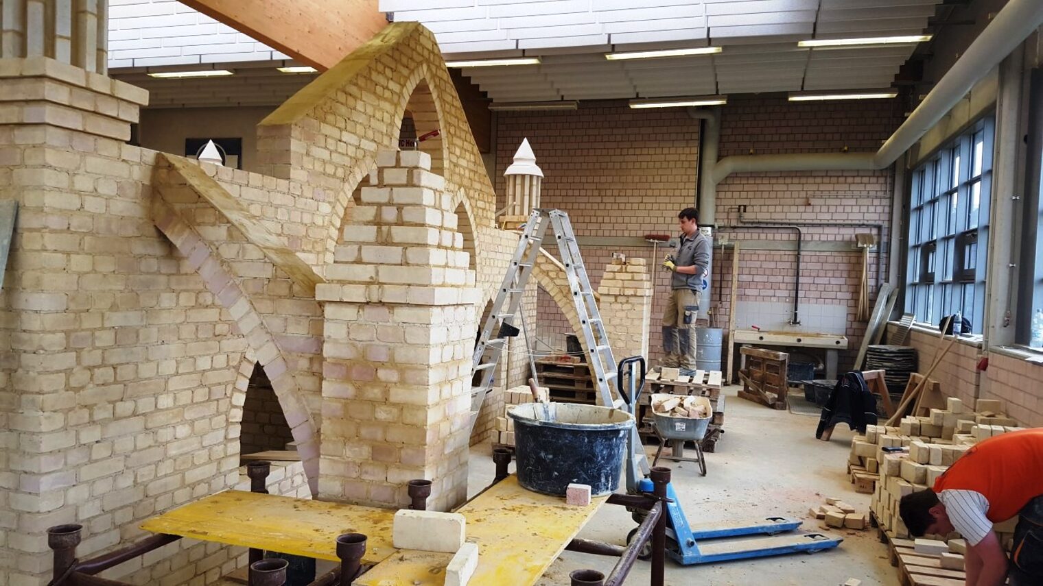 ÜLU-Projekt Bauhof Kenn Duale Studenten 2013-2015 1. und 2. Lehrjahr Bau/Ausbau Leitung: Thomas Witzmann