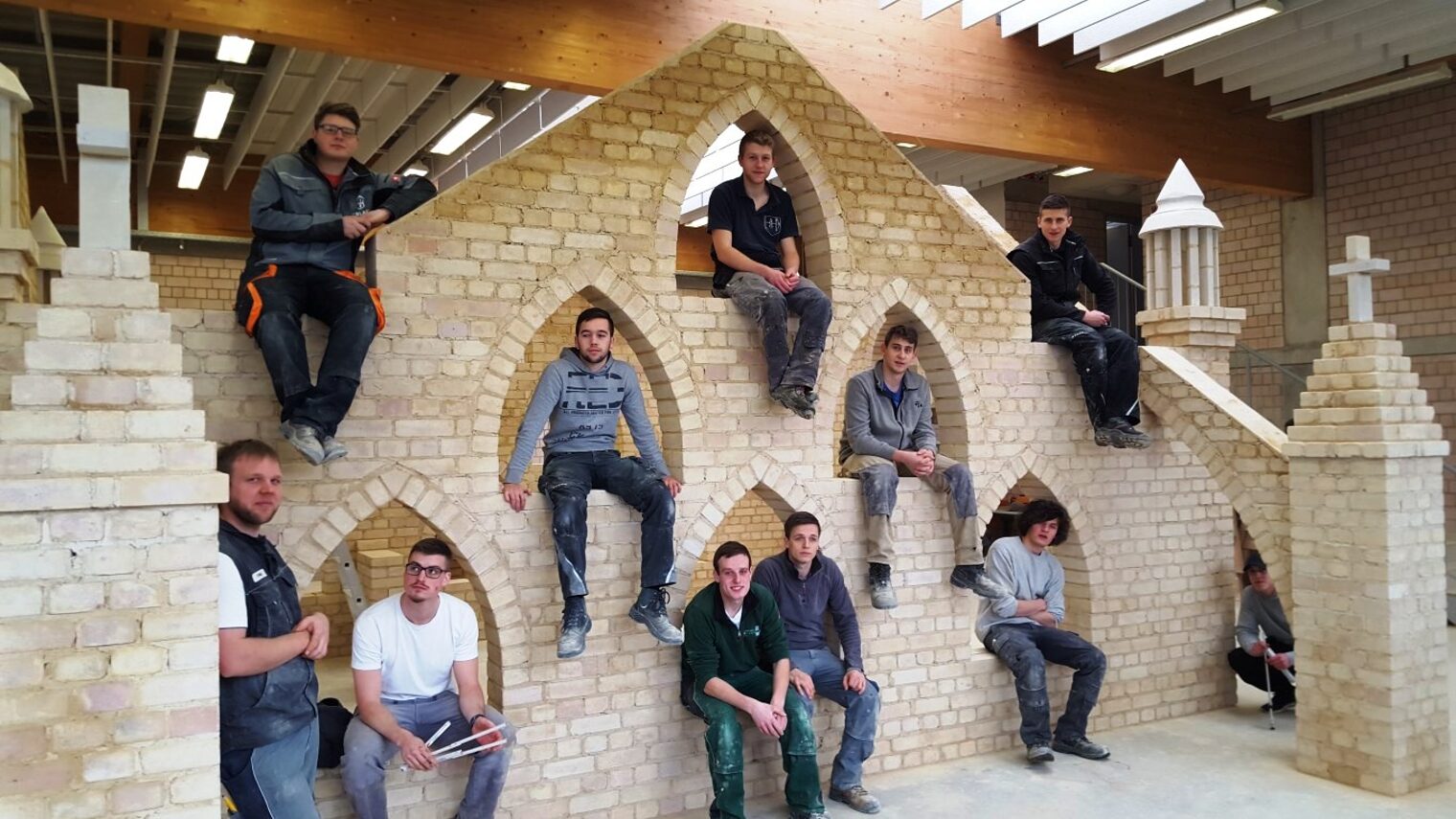 ÜLU-Projekt Bauhof Kenn Duale Studenten 2013-2015 1. und 2. Lehrjahr Bau/Ausbau Leitung: Thomas Witzmann