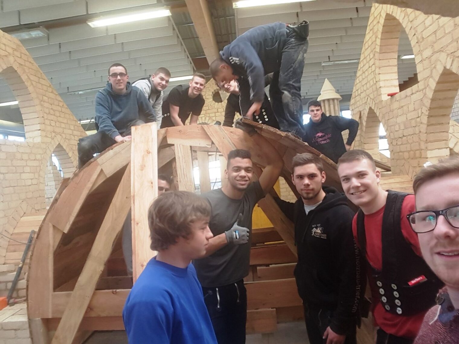 ÜLU-Projekt Bauhof Kenn Duale Studenten 2013-2015 1. und 2. Lehrjahr Bau/Ausbau Leitung: Thomas Witzmann