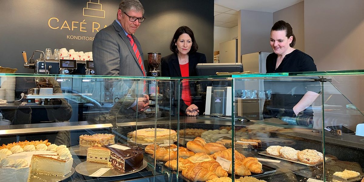Hauptgeschäftsführer Axel Bettendorf und Staatssekretärin Daniela Schmitt auf Betriebsbesuch bei Elisabeth Ambrosius (r.) in der Konditorei Razen. Hauptgeschäftsführer Axel Bettendorf und Staatssekretärin Daniela Schmitt auf Betriebsbesuch bei Elisabeth Ambrosius (r.) in der Konditorei Razen.