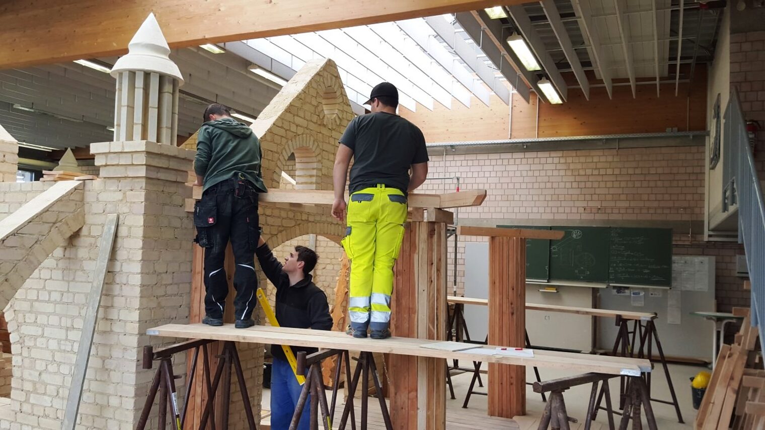 ÜLU-Projekt Bauhof Kenn Duale Studenten 2013-2015 1. und 2. Lehrjahr Bau/Ausbau Leitung: Thomas Witzmann