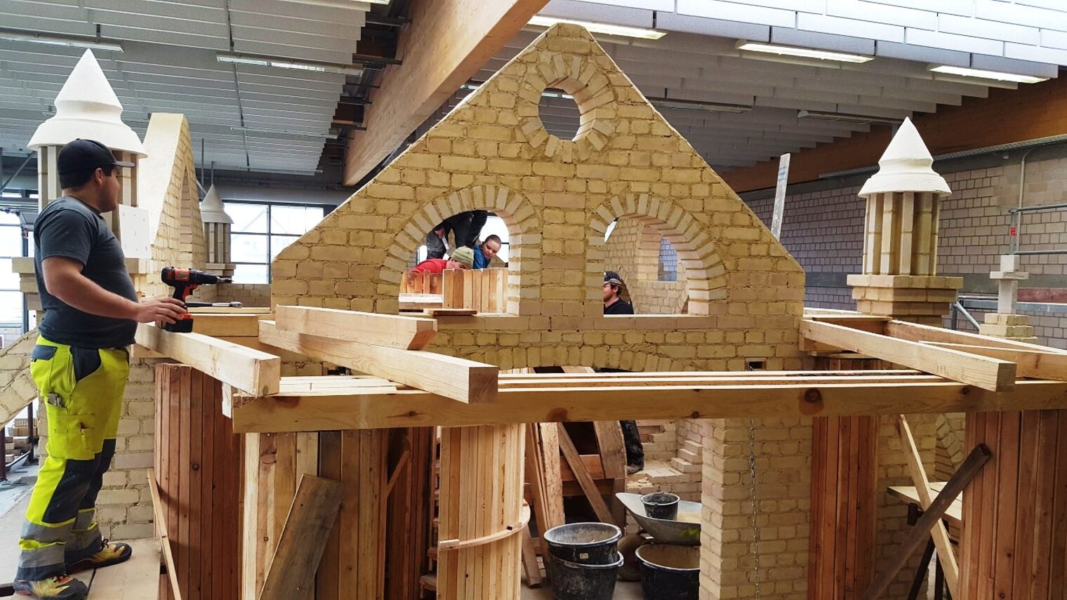 ÜLU-Projekt Bauhof Kenn Duale Studenten 2013-2015 1. und 2. Lehrjahr Bau/Ausbau Leitung: Thomas Witzmann