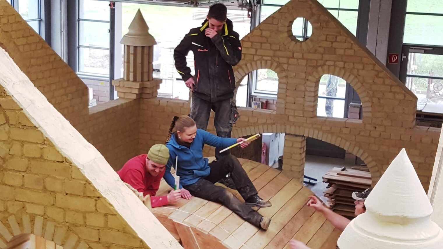 ÜLU-Projekt Bauhof Kenn Duale Studenten 2013-2015 1. und 2. Lehrjahr Bau/Ausbau Leitung: Thomas Witzmann