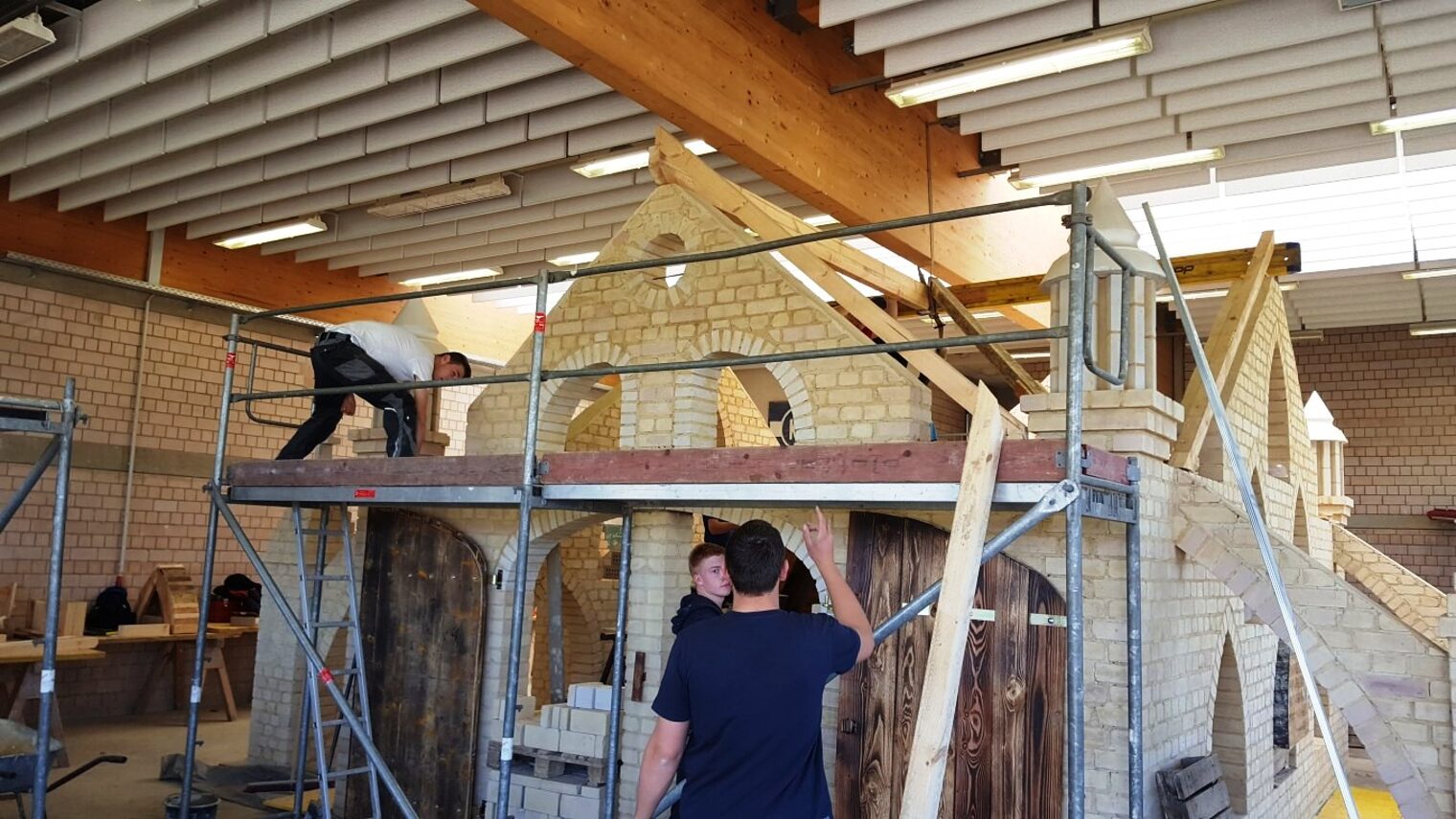 ÜLU-Projekt Bauhof Kenn Duale Studenten 2013-2015 1. und 2. Lehrjahr Bau/Ausbau Leitung: Thomas Witzmann