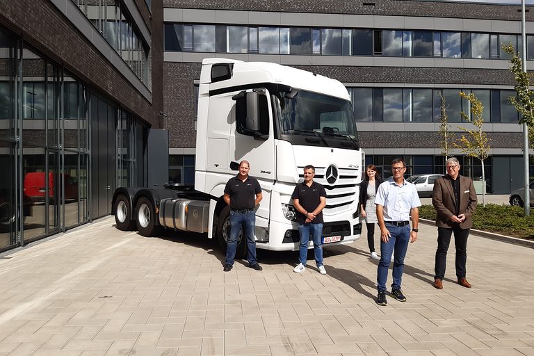 Von links: Unsere Ausbildungsmeister Sebastian Hilges und Marko Hecking, Jana Brouwer (Daimler Truck AG), Thomas Sandner (Abteilungsleiter BTZ), Axel Bettendorf (HGF)