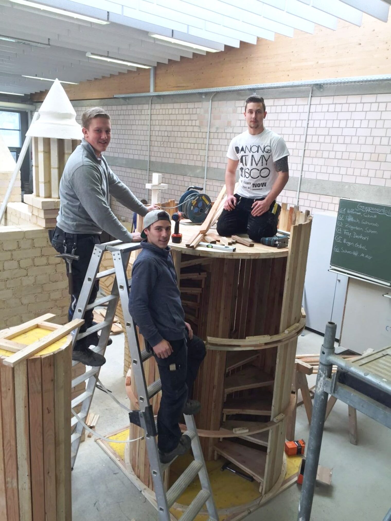 ÜLU-Projekt Bauhof Kenn Duale Studenten 2013-2015 1. und 2. Lehrjahr Bau/Ausbau Leitung: Thomas Witzmann