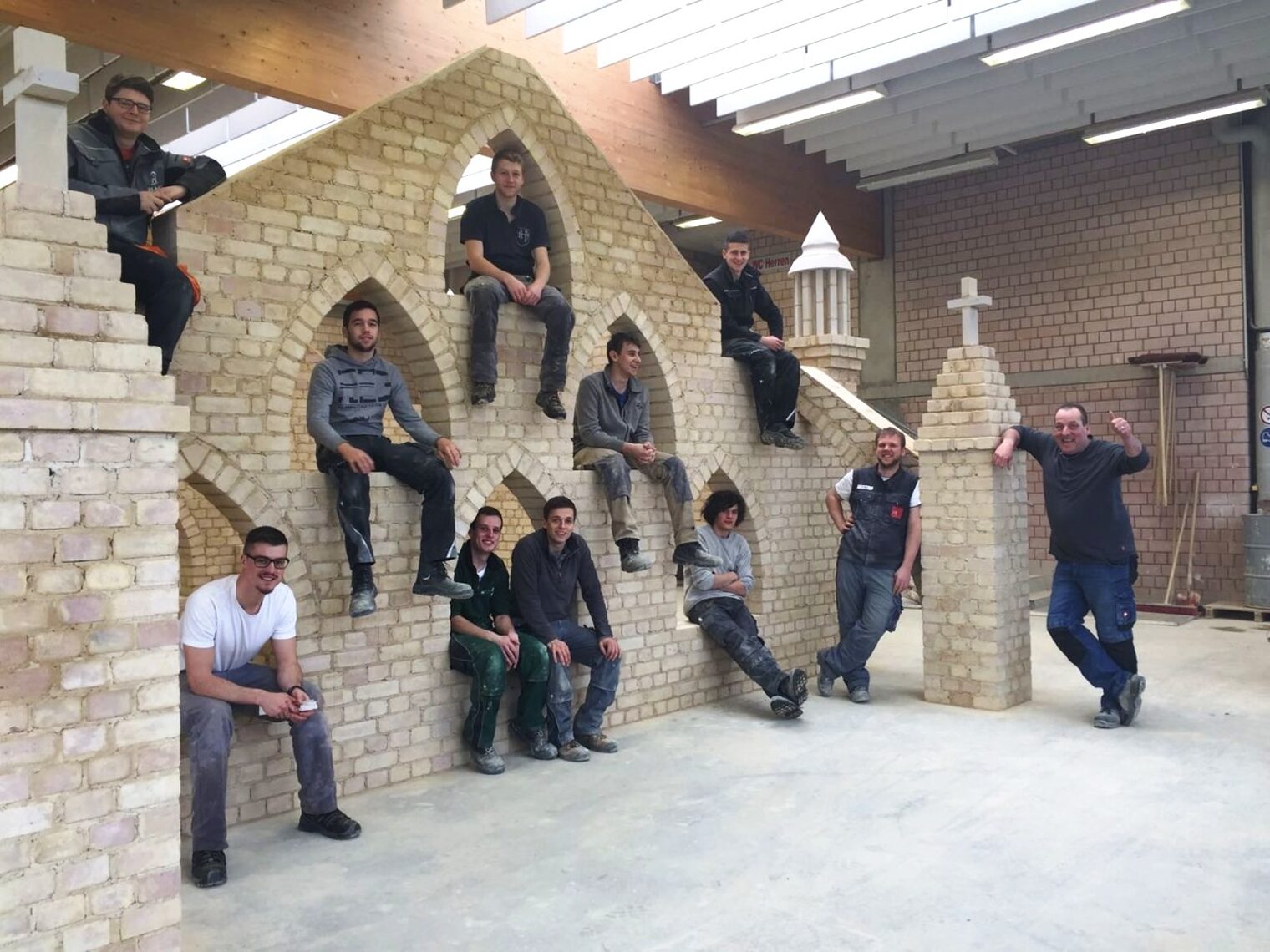 ÜLU-Projekt Bauhof Kenn Duale Studenten 2013-2015 1. und 2. Lehrjahr Bau/Ausbau Leitung: Thomas Witzmann
