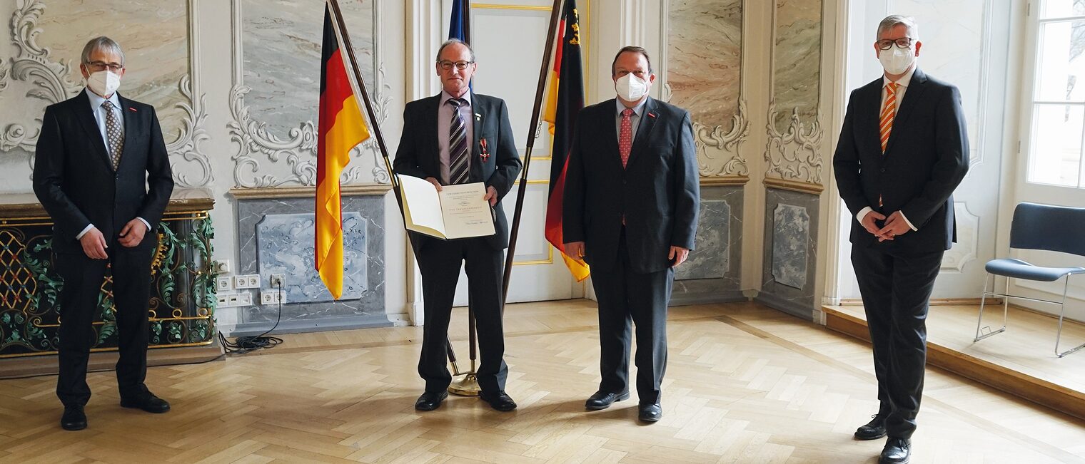 Glückwünsche und Anerkennung im Namen der HWK überbrachten Kammerpräsident Rudi Müller (l.), Kreishandwerksmeister Gerd Benzmüller und HWK-Hauptgeschäftsführer Axel Bettendorf (r.) dem ehemaligen HWK-Vizepräsidenten Josef Reinert. Glückwünsche und Anerkennung im Namen der HWK überbrachten Kammerpräsident Rudi Müller (l.), Kreishandwerksmeister Gerd Benzmüller und HWK-Hauptgeschäftsführer Axel Bettendorf (r.) dem ehemaligen HWK-Vizepräsidenten Josef Reinert.