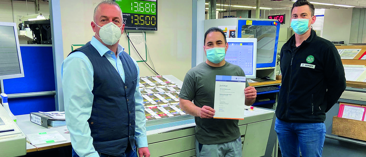 Mehrdad Pahlevanzadeh (m.) ist jetzt offiziell als Medientechnologe anerkannt. Jürgen Rauschenbach (l.) und Fabian Gorges (r.) haben ihn dabei unterstützt. Deren Prüfung ergab, dass sein im Ausland erworbener Abschluss gleichwertig ist. Mehrdad Pahlevanzadeh (m.) ist jetzt offiziell als Medientechnologe anerkannt. Jürgen Rauschenbach (l.) und Fabian Gorges (r.) haben ihn dabei unterstützt. Deren Prüfung ergab, dass sein im Ausland erworbener Abschluss gleichwertig ist.