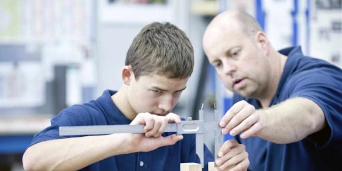 Modell- und Formenbau, Lizenzfreies Bild, Modellbauer, Nahaufnahme, Werkstatt, Lehrling, Jugendlicher, Mann, Querformat, Ausbilder, Erwachsener Elektrotechniker, Elektro, Techniker, Jugendliche, Ausbildung, Computer, Laptop, Ausbildungsmeister Modell- und Formenbau, Lizenzfreies Bild, Modellbauer, Nahaufnahme, Werkstatt, Lehrling, Jugendlicher, Mann, Querformat, Ausbilder, Erwachsener Elektrotechniker, Elektro, Techniker, Jugendliche, Ausbildung, Computer, Laptop, Ausbildungsmeister , mit Einverständniserklärung