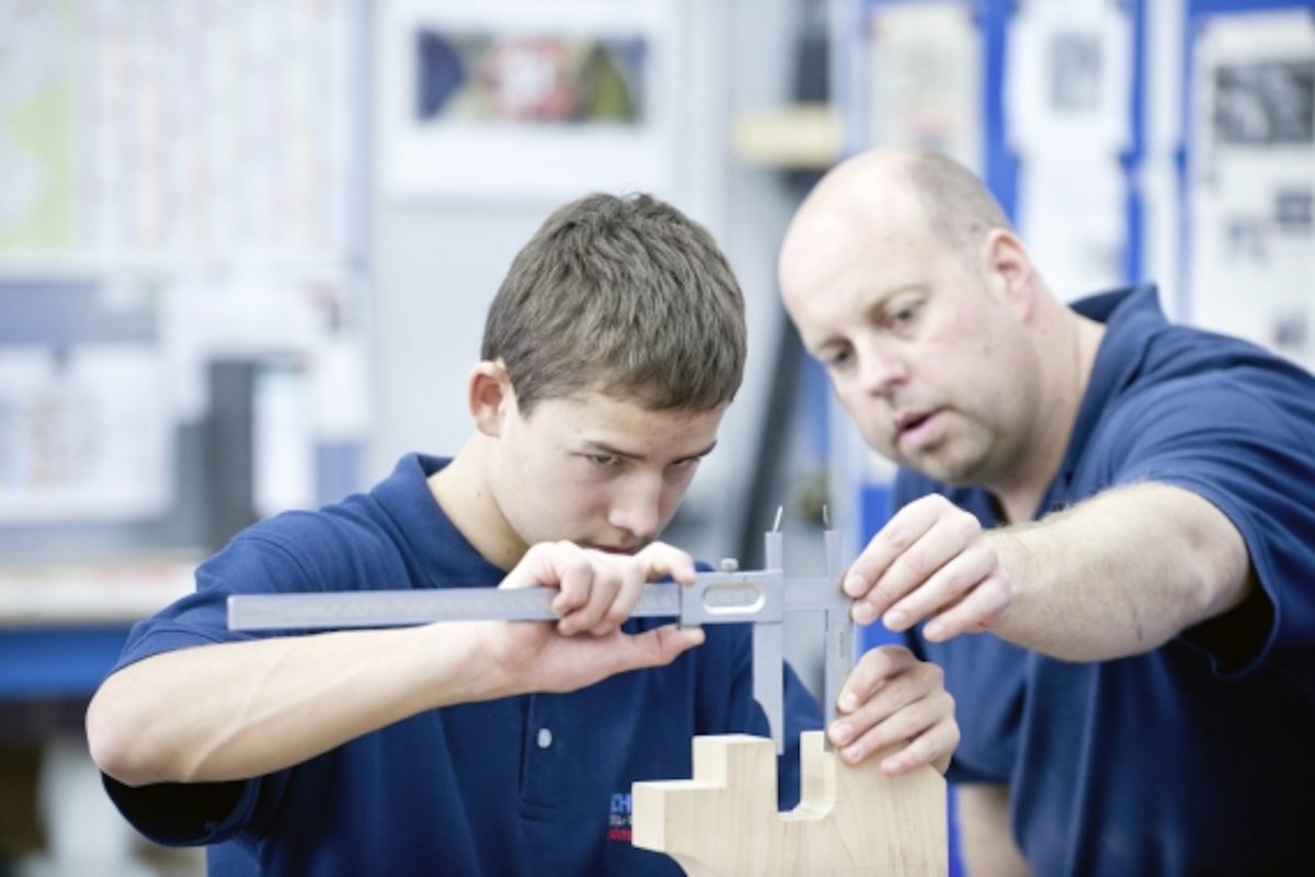 Modell- und Formenbau, Lizenzfreies Bild, Modellbauer, Nahaufnahme, Werkstatt, Lehrling, Jugendlicher, Mann, Querformat, Ausbilder, Erwachsener Elektrotechniker, Elektro, Techniker, Jugendliche, Ausbildung, Computer, Laptop, Ausbildungsmeister Modell- und Formenbau, Lizenzfreies Bild, Modellbauer, Nahaufnahme, Werkstatt, Lehrling, Jugendlicher, Mann, Querformat, Ausbilder, Erwachsener Elektrotechniker, Elektro, Techniker, Jugendliche, Ausbildung, Computer, Laptop, Ausbildungsmeister , mit Einverständniserklärung