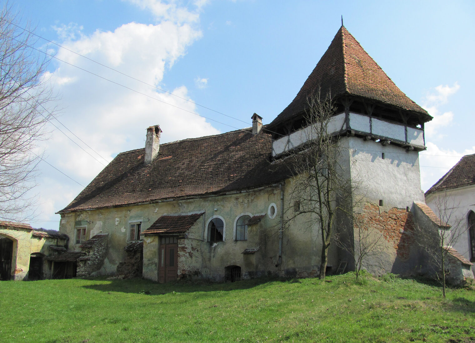 Arbeiten und Leben auf dem Land in Rumänien. Teile des Pfarrhauses mit Wehrturm im rumänischen Martinsdorf (Siebenbürgen) sollen im August 2021 von zwanzig Maler- und Lackierer-Azubis aus Deutschland, Österreich und Südtirol renoviert werden. 