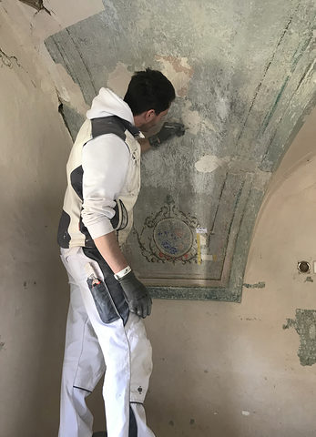 Das Restaurieren von historischen Wandmalereien ist eine der Aufgaben, der sich die Maler-Azubis bei der Instandsetzung der Kirche widmen werden.