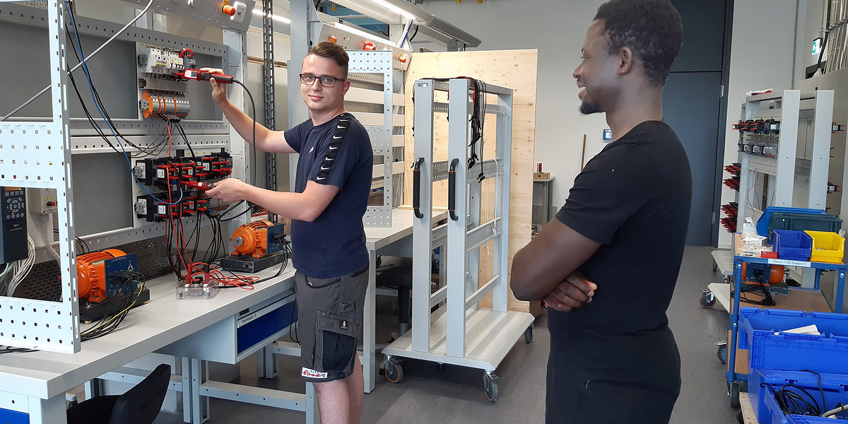 Die Elektroniker-Azubis Marvin (l.) und Bill, beide im 3. Lehrjahr, bei ihrer überbetrieblichen Ausbildung in der Elektro-Werkstatt der Handwerkskammer Die Elektroniker-Azubis Marvin (l.) und Bill, beide im 3. Lehrjahr, bei ihrer überbetrieblichen Ausbildung in der Elektro-Werkstatt der Handwerkskammer