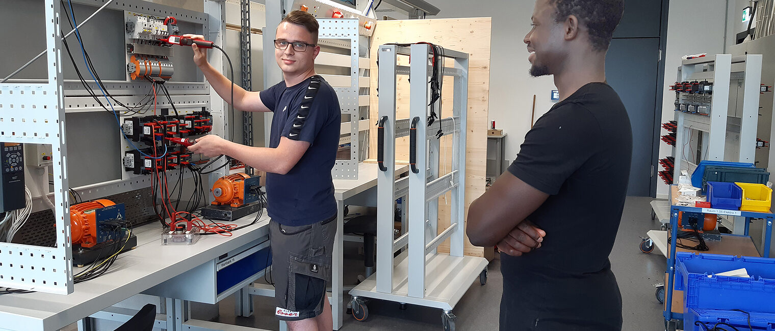 Die Elektroniker-Azubis Marvin (l.) und Bill, beide im 3. Lehrjahr, bei ihrer überbetrieblichen Ausbildung in der Elektro-Werkstatt der Handwerkskammer 