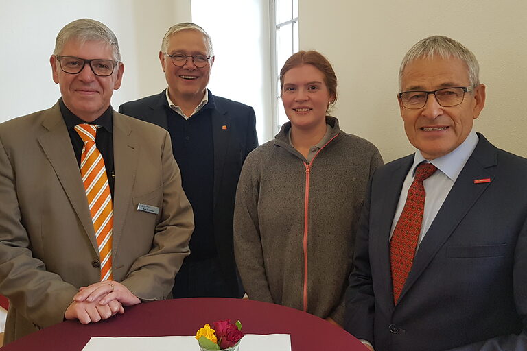 HGF Axel Bettendorf, Obermeister Rainer Adams, Elisa Hotz, Präsident Rudi Müller (v. l.).