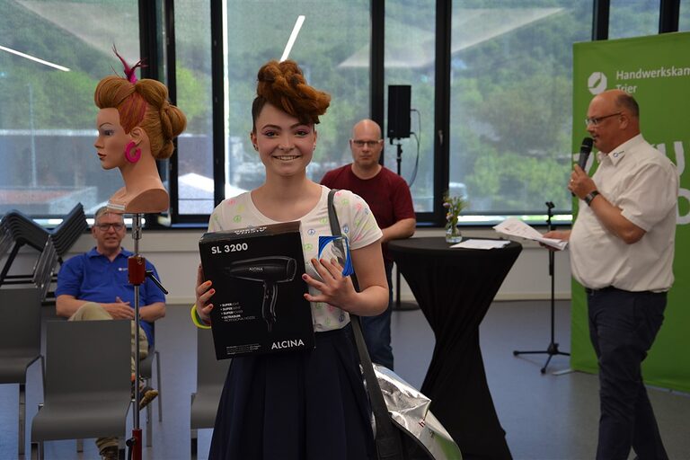 Die Siegerin (1. Lehrjahr) des Azubiwettbewerbs aus dem Friseurhandwerk: Lea Matzkowsky, 1. Lehrjahr, Salon Nadine Wagner