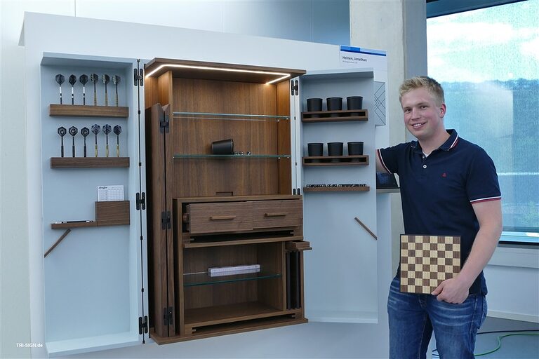 Jonathan Heinen, Schreinerei Baulesch aus Habscheid, Spieleschrank