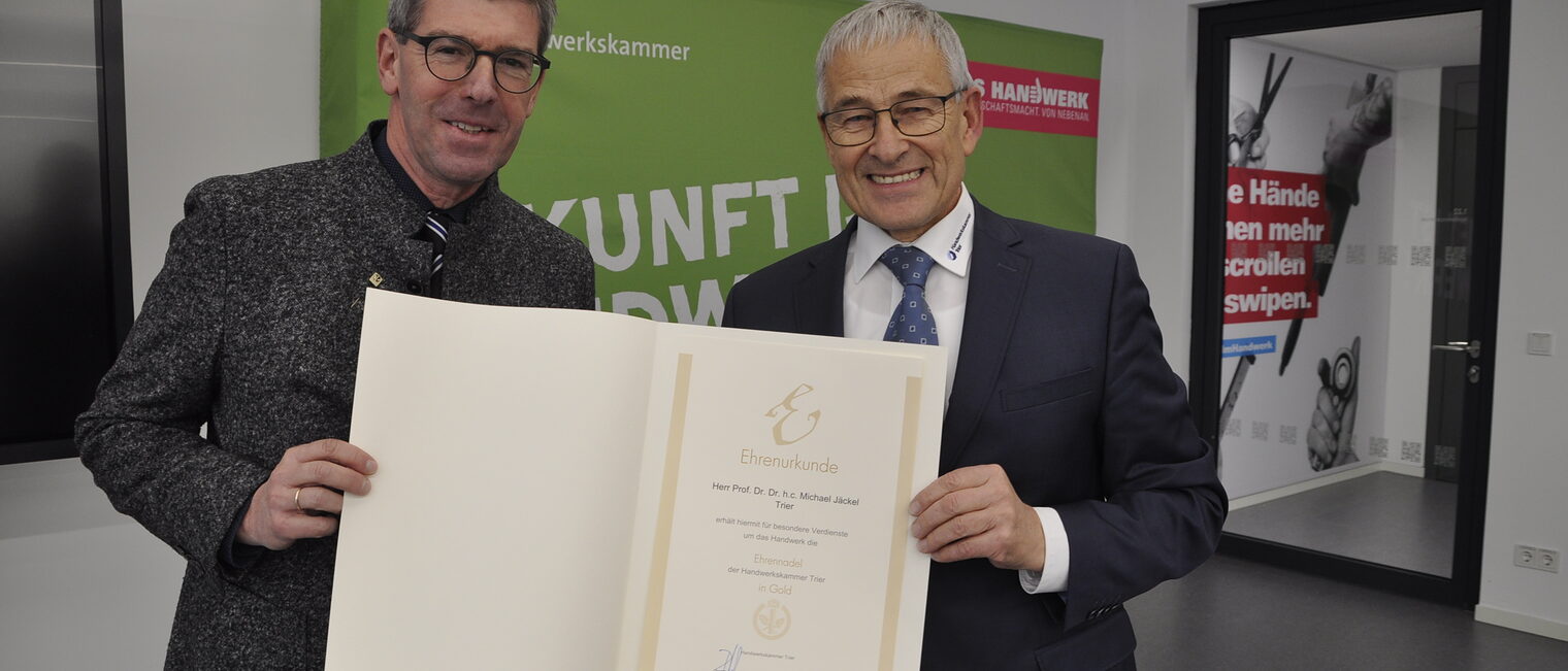Prof. Dr. Michael Jäckel erhielt im Rahmen der Vollversammlung die Goldene Ehrennadel des Handwerks. In seiner 12-jährigen Amtszeit als Unipräsident hatte er sich ausdauernd für das Handwerk stark gemacht. Viele erfolgreiche Kooperationen, die zu innovativen Ansätzen und Lösungen führten, gehen auf sein Engagement zurück. 