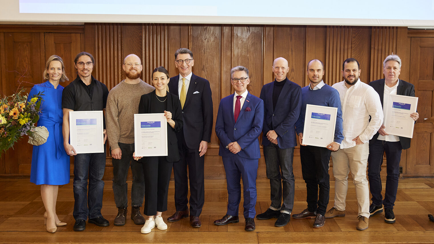 v. li.: Corinna Lampadius (Moderatorin), Marcel Quinten (Saar-Lor-Lux Umweltzentrum), David Fleischmann und Caroline Golly (Klimaschutzagentur Mannheim), Ulrich Leitermann (Vorstandsvorsitzender Signal Iduna Gruppe), Hjalmar Stemmann (Präsident Handwerkskammer Hamburg), Tim Angerer (Gesundheitsstaatsrat in der Sozialbehörde), Martin Duffner und Eduardo Romero Borrero (Puray), Uwe Michael Schlitt (Oldus).