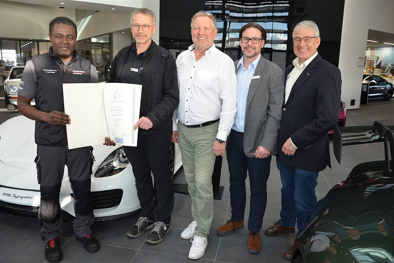 Lehrling des Monats Ulrich Jiazet Tegou Porsche Zentrum 6