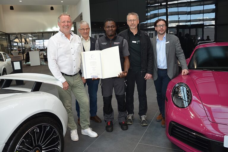 Lehrling des Monats Ulrich Jiazet Tegou Porsche Zentrum 8