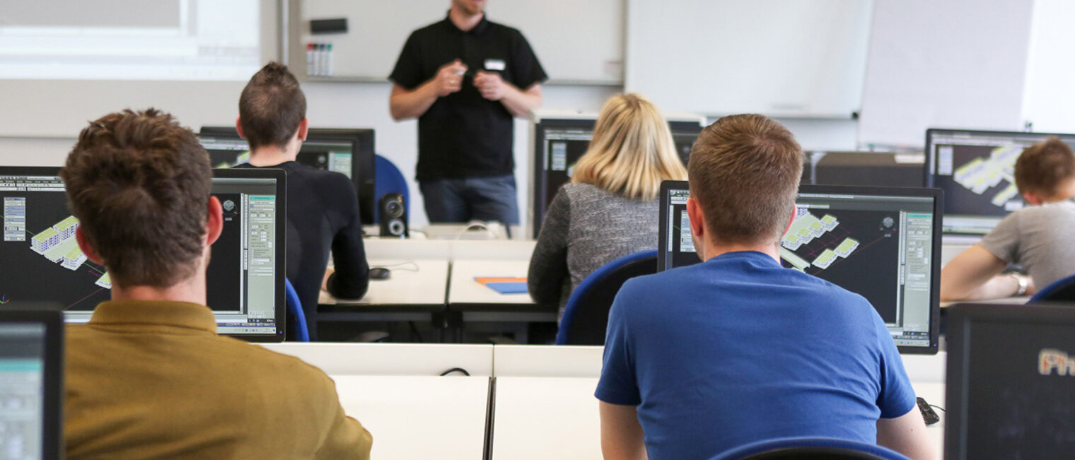 Dozent erklärt vor der Klasse ein Dozent steht vor der Klasse und erklärt